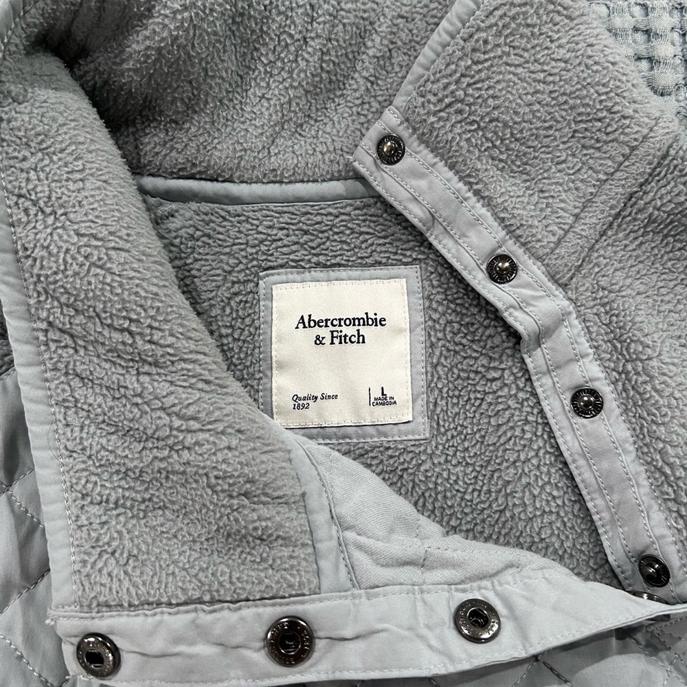 Abercrombie & Fitch Light Gray and White Quilted Fleece Pullover - Picture 4 of 10